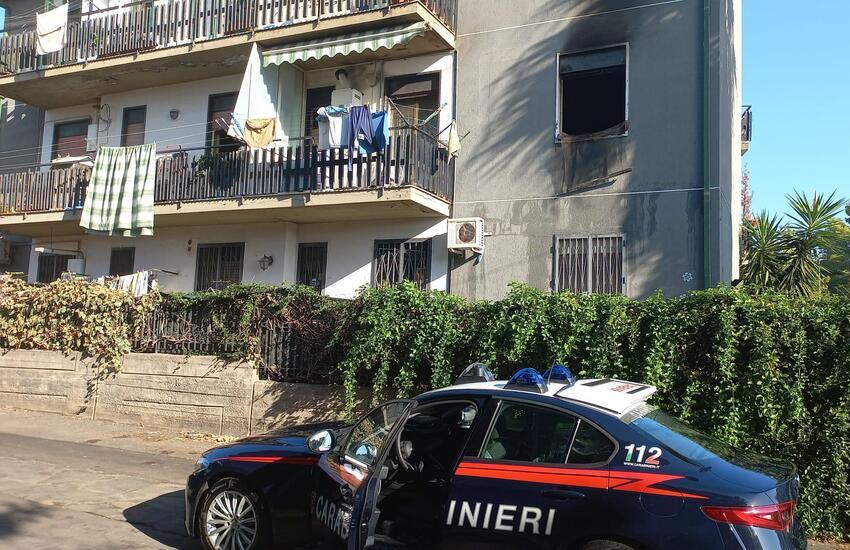 Paura a Mascalucia: i carabinieri salvano due anziani dall’appartamento in fiamme