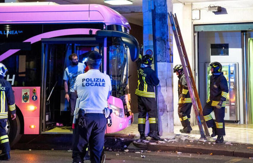 Nuovo incidente a Mestre, stop ai bus elettrici, la linea è la stessa della strage: l’autista avrebbe avuto un malore