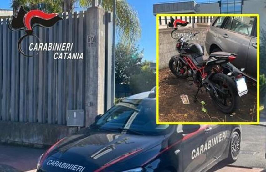Circonvallazione, due ragazzi scappano dai carabinieri su una moto rubata: uno finisce in carcere minorile