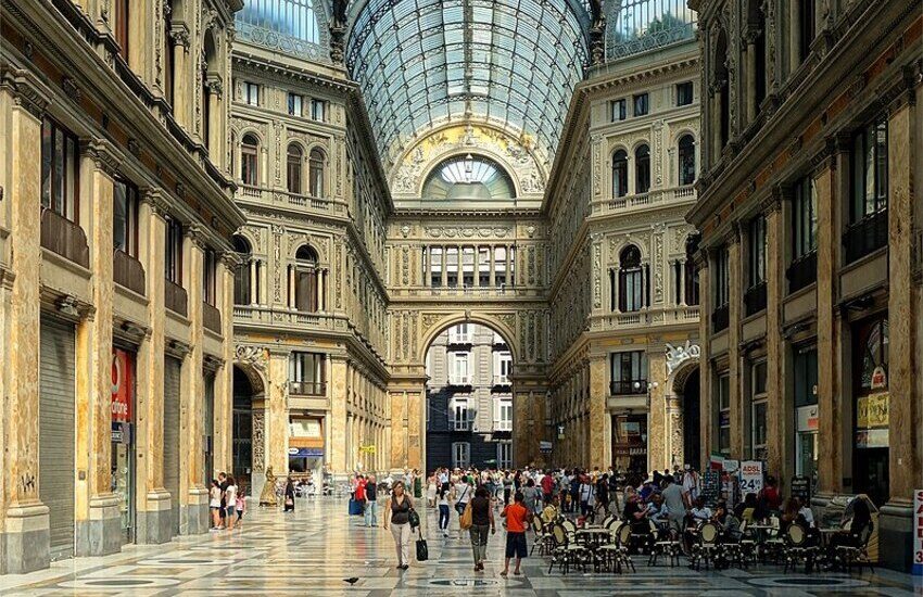 Napoli: 14enne spara nella galleria Umberto I per festeggiare il compleanno. Panico tra la folla