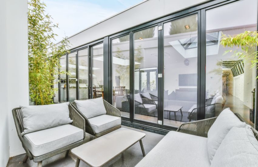 Strutture per l’outdoor: come creare un’area relax con la veranda
