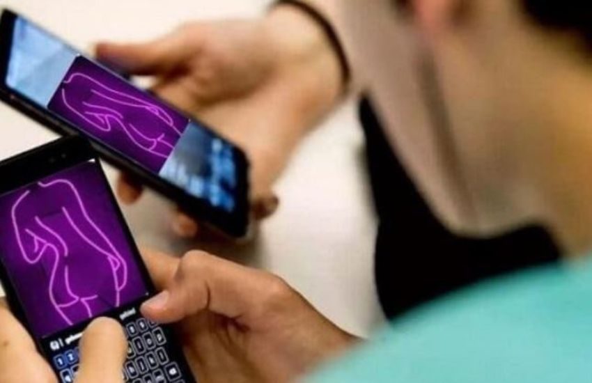 Treviso, “spogliano” le compagne di classe con un’app e poi condividono le foto