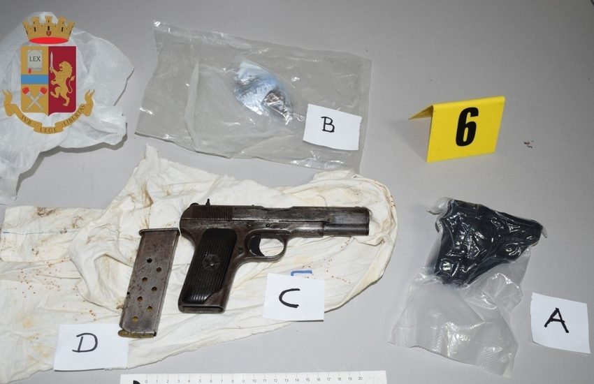 Nasconde cinque chili di cocaina e due pistole, arrestato 27enne