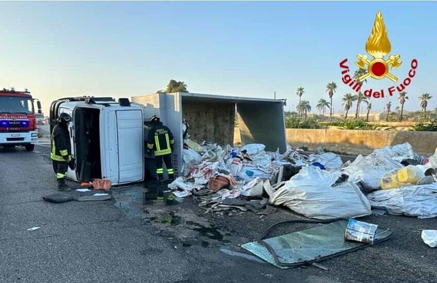 Paura sulla statale. Camion si ribalta sul fianco, traffico in tilt