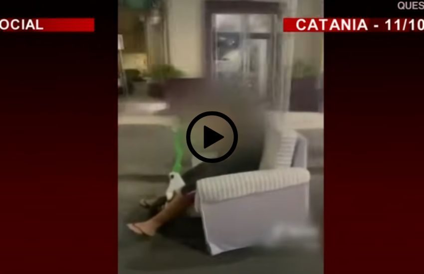 Catania: carica il divano sul monopattino e sfreccia per la città. Il video su TikTok gli costa 2mila € di multa
