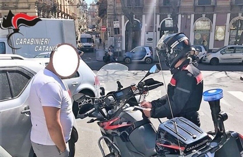 Catania, linea dura contro i parcheggiatori abusivi: altri 3 denunciati. Pusher arrestato