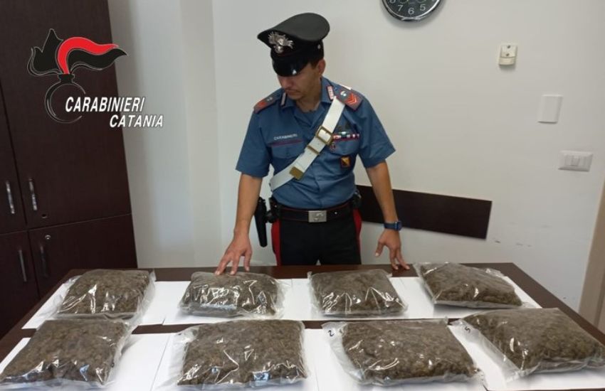 Scordia: cerca di sottrarsi al controllo dei Carabinieri, beccato con 4 kg di droga