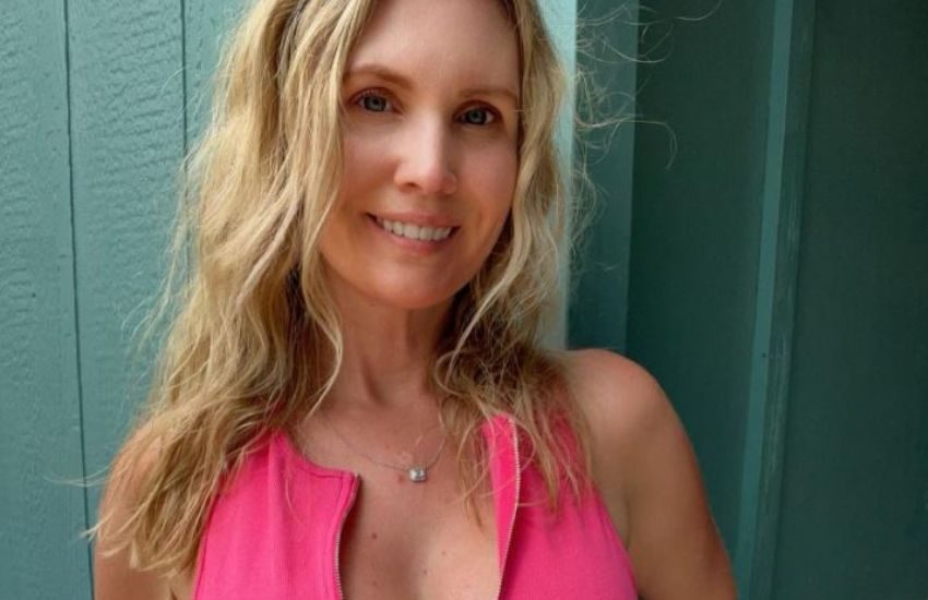 La doppia vita di Holly: mamma severa in chiesa e influencer in bikini su Instagram