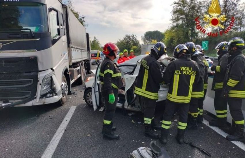 Tragico incidente in Italia, auto finisce contro tir: chi c’era a bordo