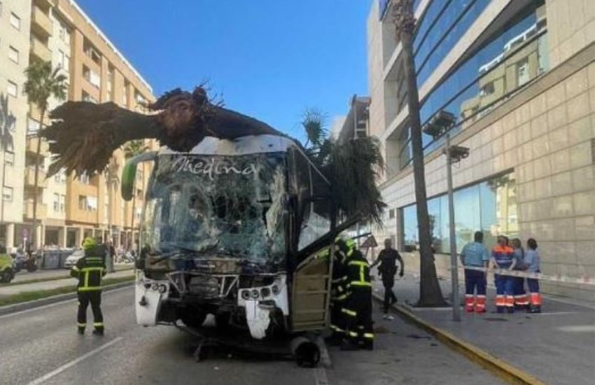 Pullman sbanda e finisce sul marciapiede: il bilancio è drammatico