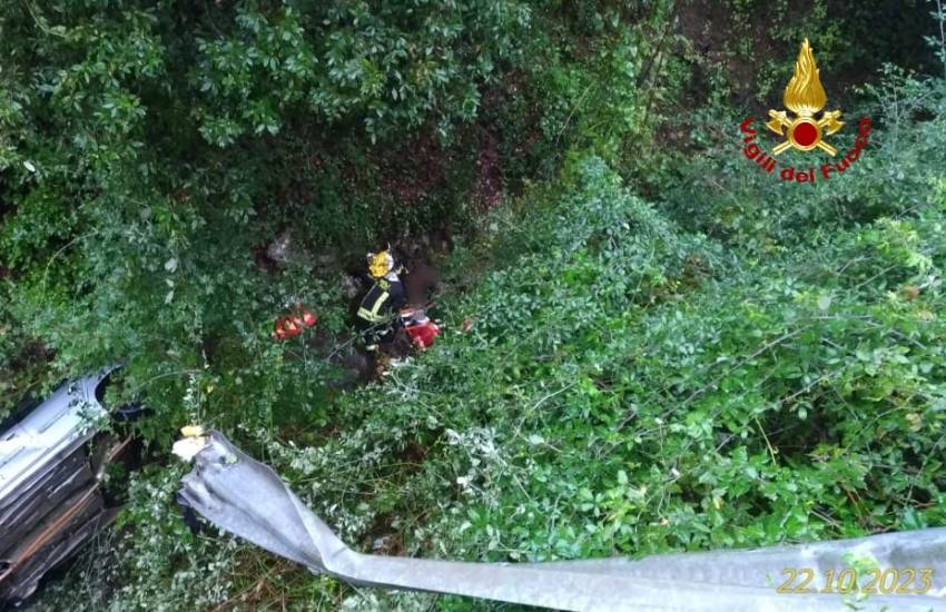 VIDEO – Con l’auto nella scarpata; recuperati dai Vigili del Fuoco nel sud pontino. Due feriti