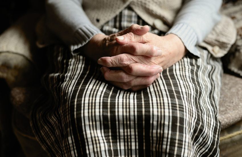 Aggredita e ferita in casa a scopo di rapina: la terribile disavventura di un’anziana pontina