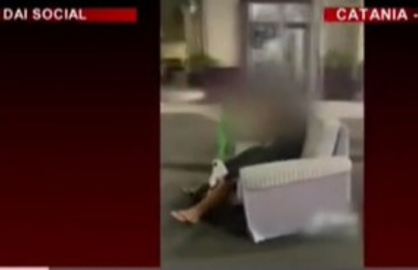 Catania, in giro per la città a “bordo” di un divano trainato da un monopattino [VIDEO]