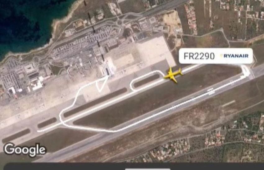 Caos sull’aereo: una donna ha un attacco di panico e ferma il decollo 3 volte [VIDEO]