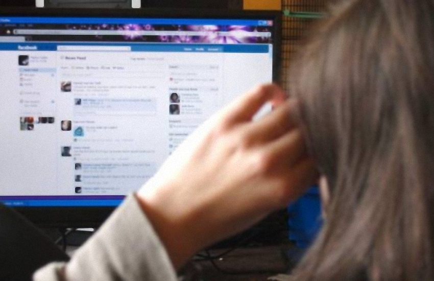Sardegna: ha adescato una 13enne sui social scrivendole “amore mio” per poi inviarle video hard, 21enne a processo