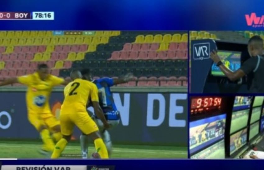 Choc su un campo di calcio: l’arbitro va al VAR e scopre una molestia [VIDEO]