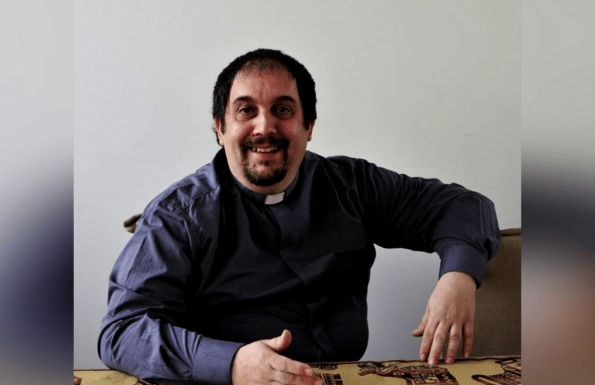 Don Davide muore prima di dire messa: choc per l’addio improvviso al “prete degli ultimi”