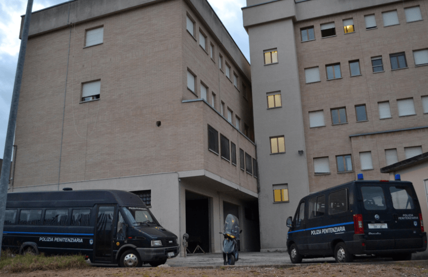 Jesi, l’animatore pedofilo deve andare in carcere e lui spruzza spray al peperoncino contro il carabiniere