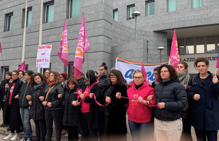 Padova, la protesta delle mamme lesbiche: “Siamo tutte famiglie” (VIDEO)
