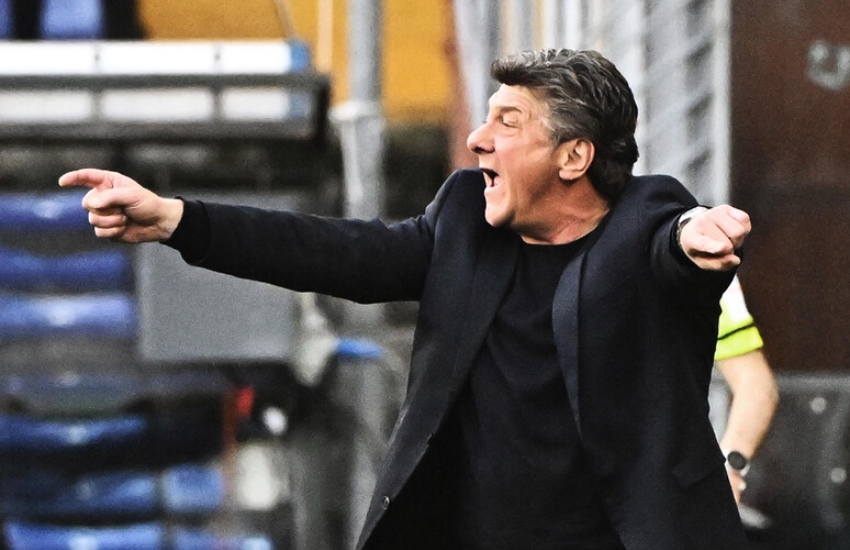 Napoli in pieno caos, paradosso Mazzarri: dirige l’allenamento mentre De Laurentiis è al telefono col nuovo allenatore