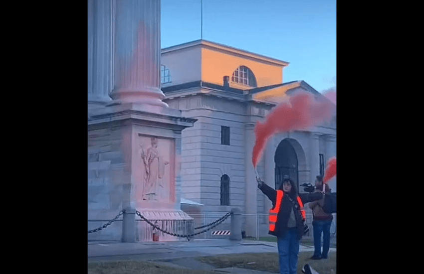 Milano: l’Arco della Pace imbrattato dagli attivisti di Ultima Generazione (VIDEO)