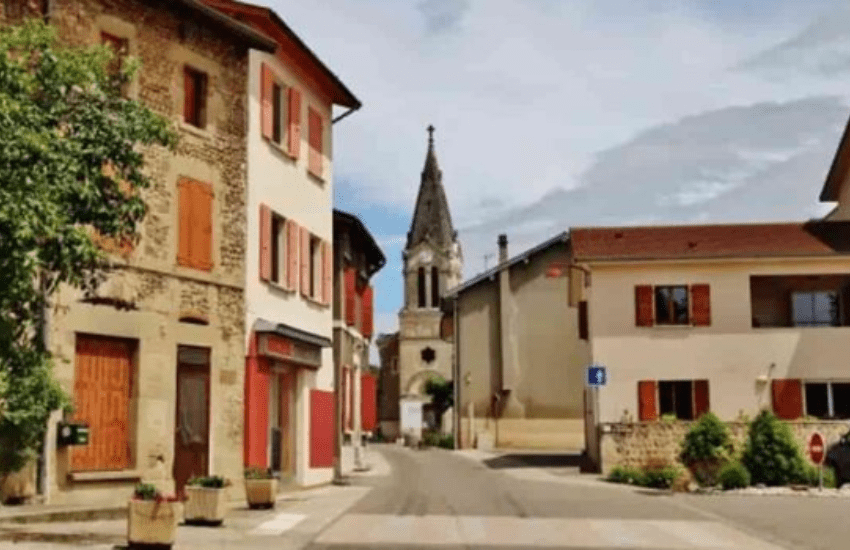 Francia sconvolta per l’improvvisa violenza alla festa di un villaggio: “Volevano uccidere i bianchi”