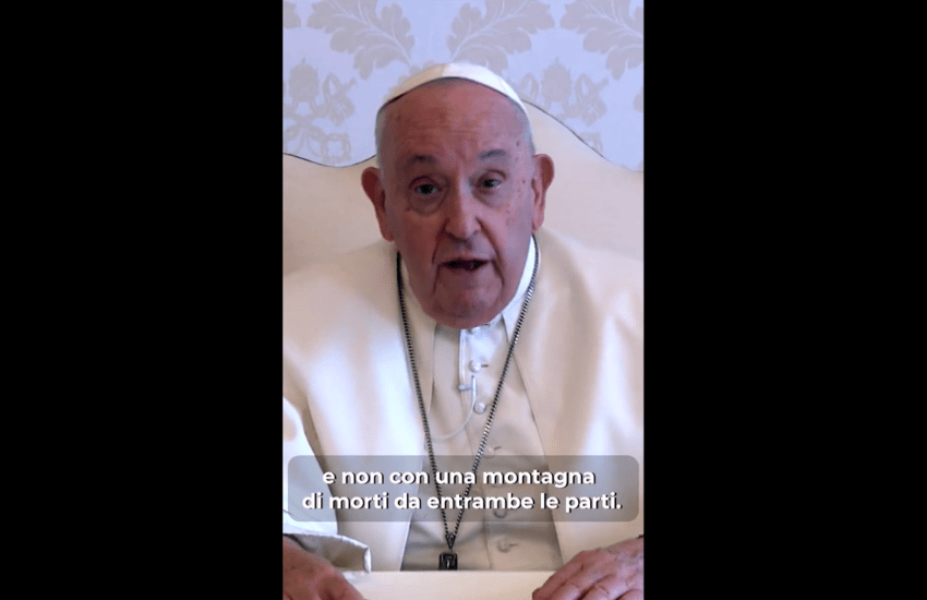 Papa Francesco incontra delegazione e scoppia il caso: “Ha detto genocidio a Gaza”, ma il Vaticano smentisce (VIDEO)