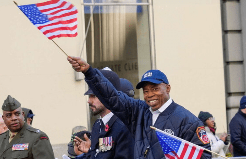 Il sindaco di New York accusato di molestie sessuali: causa per risarcimento da milioni di dollari