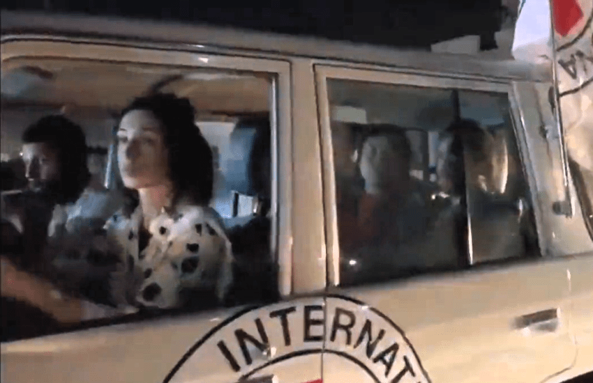 Gaza, liberati i primi 13 ostaggi israeliani (VIDEO)