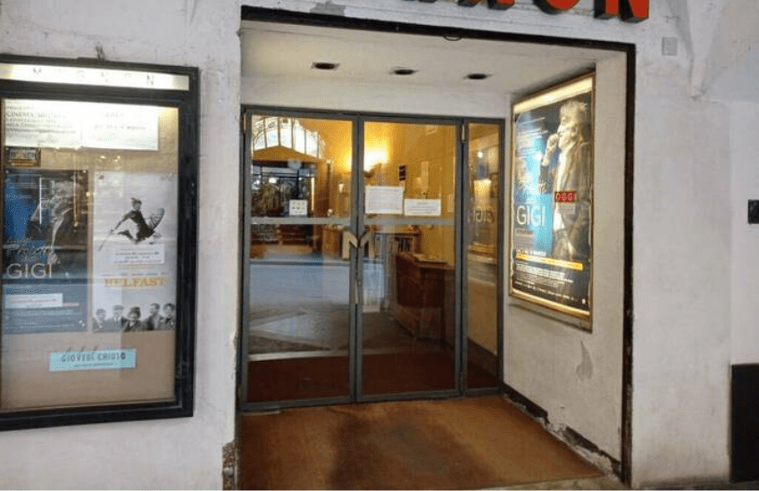 Chiavari, donna si addormenta al cinema e nessuno se ne accorge: si risveglia chiusa dentro nella notte