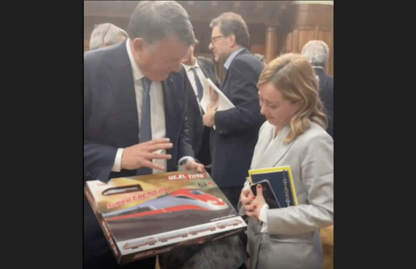 Caso Lollobrigida, un Frecciarossa a batterie per Salvini: il dono della Uil a Palazzo Chigi
