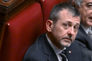 Delmastro rassegna le dimissioni: “Nessuna scorrettezza, ma mi assumo la responsabilità”