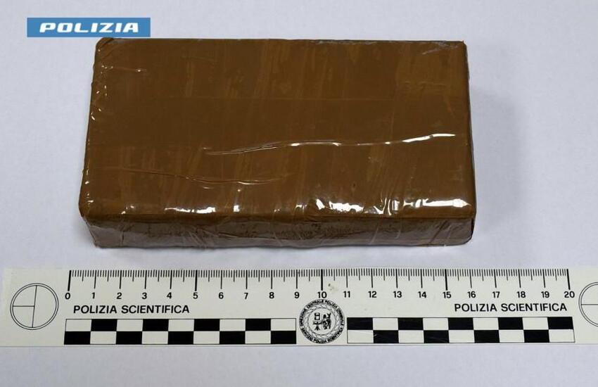 Arrestata per spaccio 40enne. Bloccata sulla statale con mezzo chilo di eroina in auto