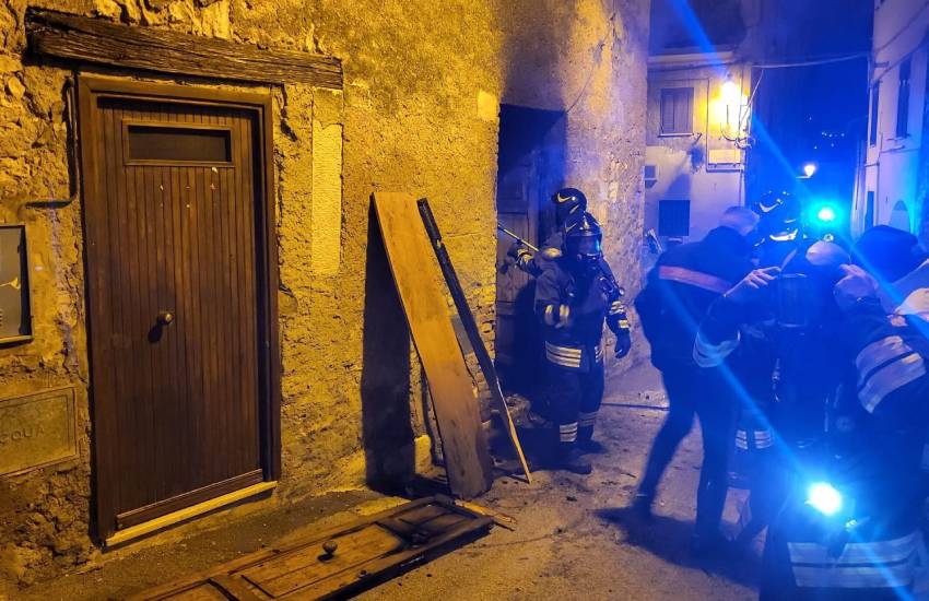 Incendio in pieno centro a Sezze: brucia un locale di via Cavour