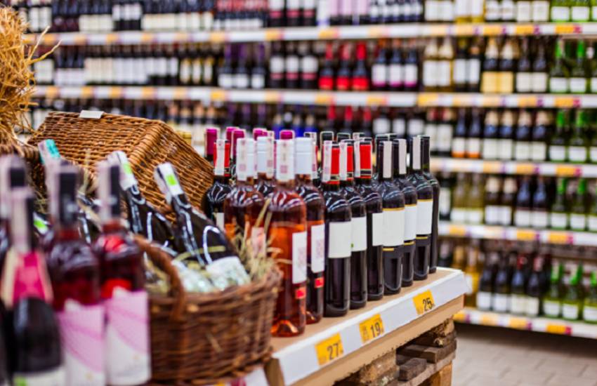 Ruba alcolici dagli scaffali di un supermercato: giovane denunciato nel sud pontino