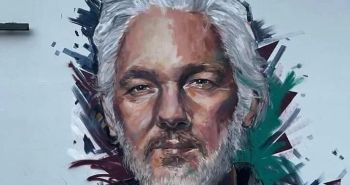 Inaugurazione del murale di Assange a Scampia: ci sarà anche la moglie