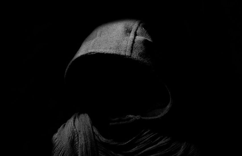 Cagliari, caccia al maniaco incappucciato che da 10 anni terrorizza e molesta le donne: ecco come agisce