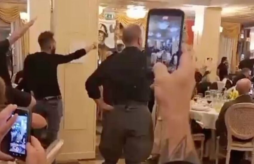 Choc in Lombardia: cena fascista con saluti romani e poster di Mussolini sullo sfondo. Scoppia la polemica