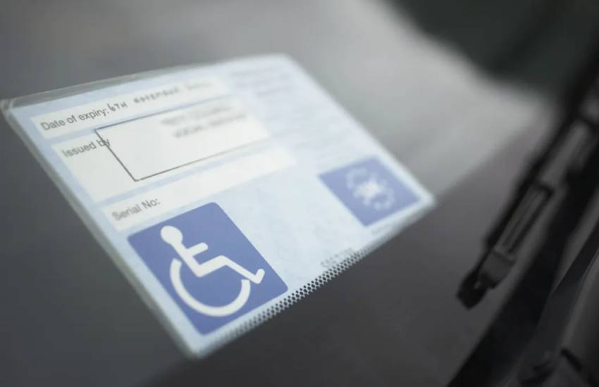 Non vuole liberare il parcheggio per disabili: arrivano i carabinieri. Succede a Sezze Scalo