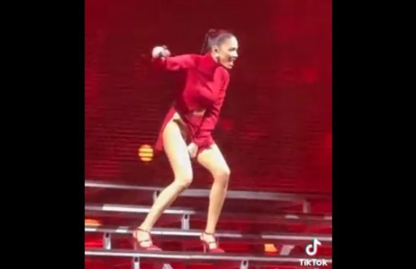 Elodie senza intimo sul palco? Scoppia lo “slip gate” ma lei replica: “La tengo como todas” [VIDEO]