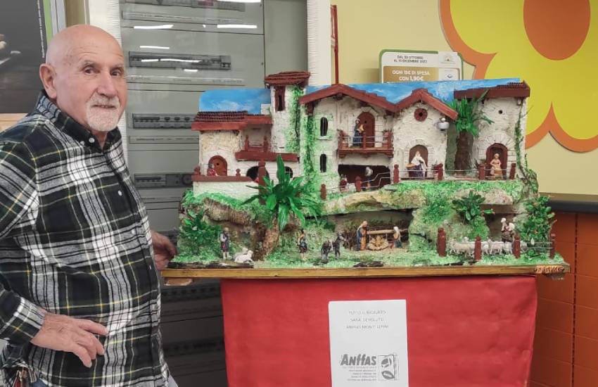 Il nonno dal cuore d’oro: il presepe artigianale di Franco Savelli messo in palio per beneficenza