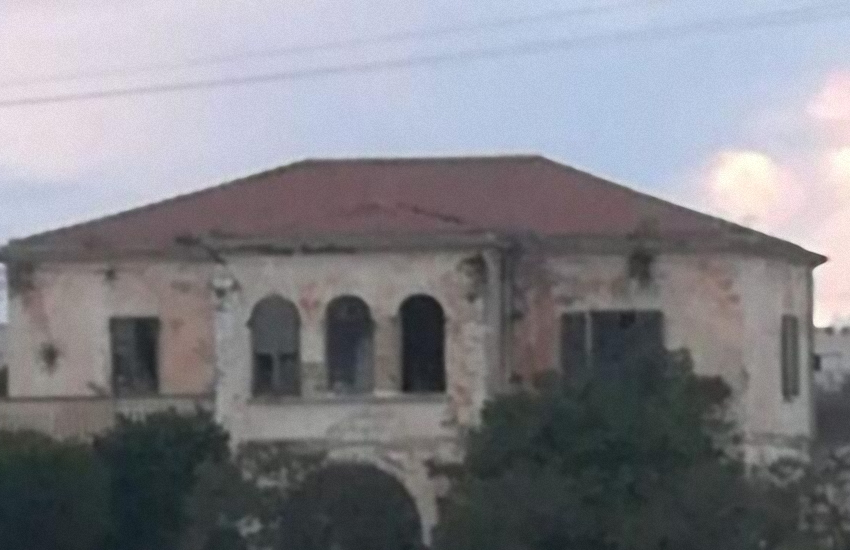 Sardegna: un “fantasma” spunta dalla finestra del “Casale delle streghe”
