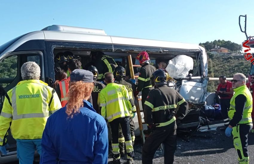Catastrofico scontro sull’A12: camion travolge pullman, il bilancio è gravissimo