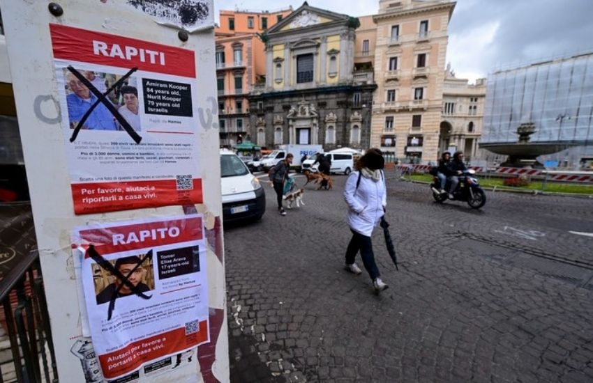 Napoli, vandalizzati i volantini con i volti degli ebrei rapiti