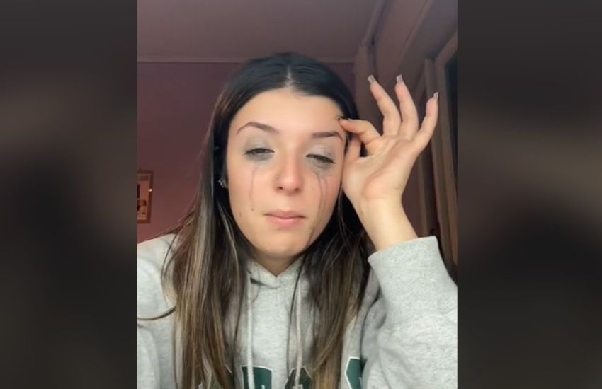 Studentessa tiktoker scoppia in lacrime: “Troppi compiti”, ma esplode l’ira social [VIDEO]