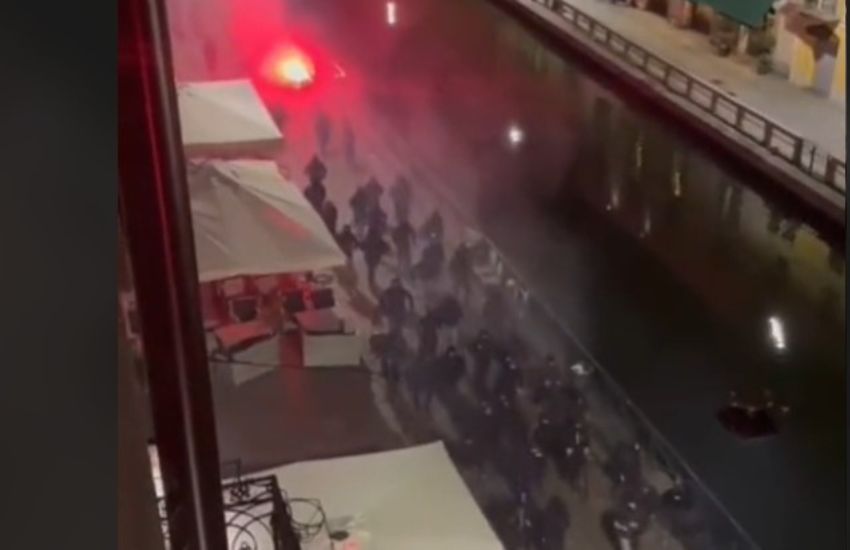 Guerriglia urbana sui Navigli a Milano, scontri tra ultras milanisti e parigini. Bilancio grave [VIDEO]