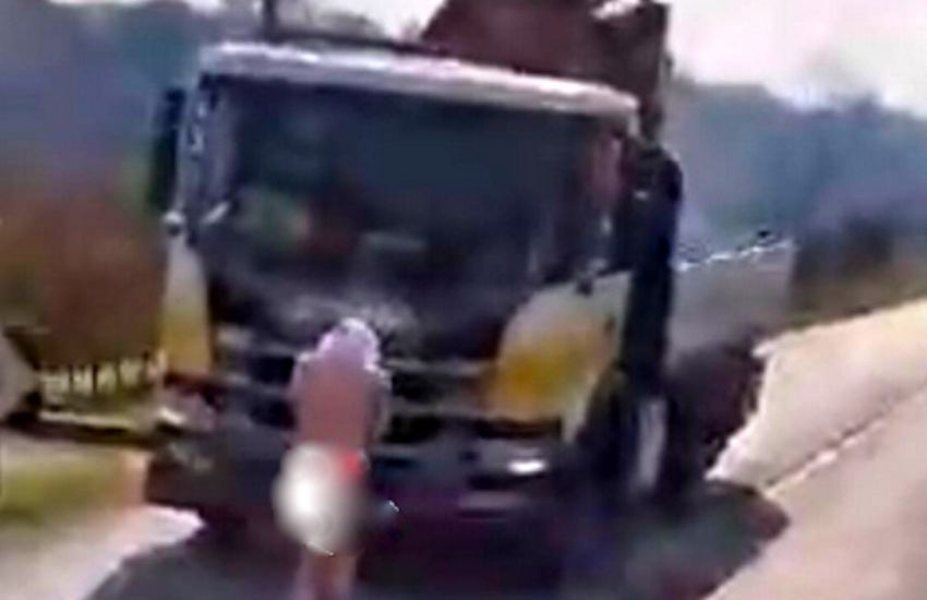 “C’è un uomo che corre nudo tra le auto e i camion!”, e la foto diventa virale