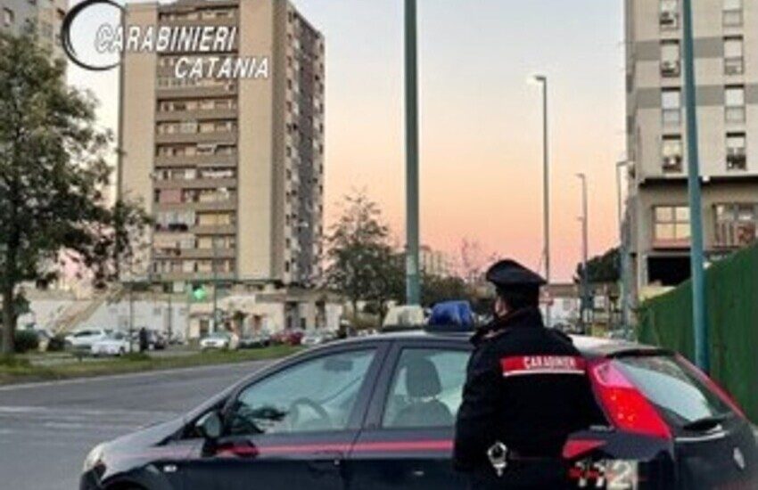 Librino, ai domiciliari, distrugge i mobili, picchia la madre e appicca il fuoco: ritorna in carcere