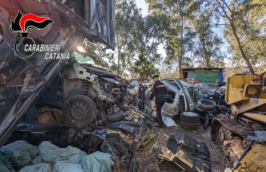 Aci Sant’Antonio, sequestrata discarica abusiva: all’interno, 2 auto rubate e veicoli ‘cannibalizzati’