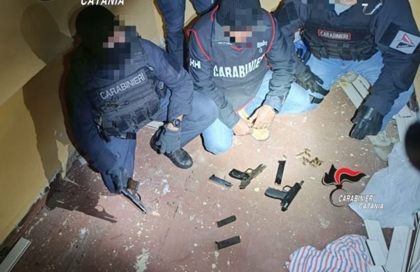Vaccarizzo, una villetta utilizzata come base operativa per la custodia di armi e munizioni clandestine